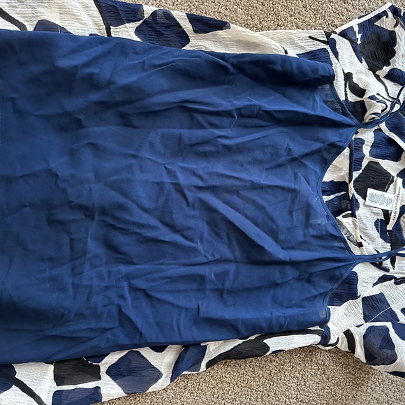 Diane Von Furstenberg Flowy White and Navy Graphic Blouse - Picture 4 of 4